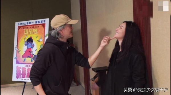 周星馳張柏芝久違同框重現《喜劇之王》！再現經典橋段勾起大家「回憶殺」。網友感動落淚：我的青春啊！