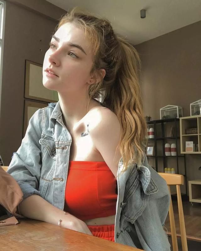 18歲泰國網紅一夜狂漲10萬粉絲，因太美被認為不真實！