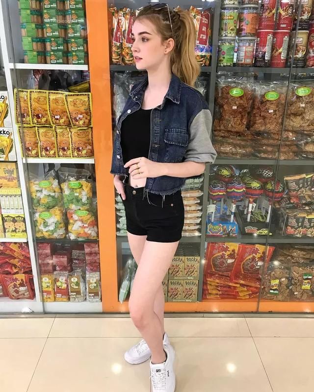 18歲泰國網紅一夜狂漲10萬粉絲，因太美被認為不真實！