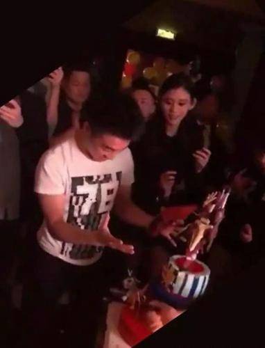 何猷君澳門舉辦生日party，奚夢瑤高調亮相，兩人舉止親密！