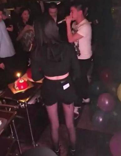 何猷君澳門舉辦生日party，奚夢瑤高調亮相，兩人舉止親密！