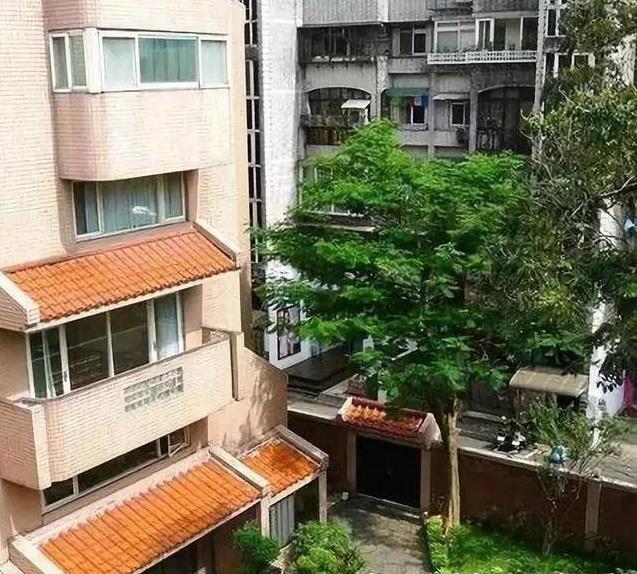 瓊瑤價值25億豪宅內部裝飾曝光，原來外表看著破舊，裡面這麼奢華，網友：皇宮不過如此吧