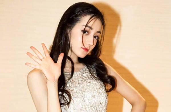 當52歲劉嘉玲梳了25歲迪麗熱巴的髮型，真的忍不住笑了出來！ 