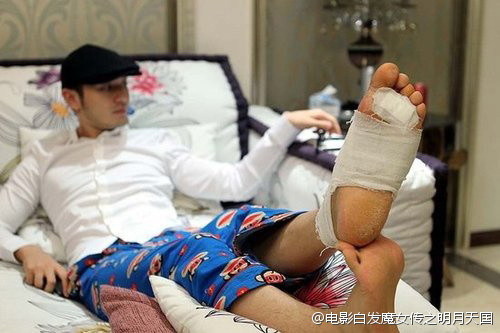 心疼！黃曉明被疑增高鞋墊疊過高, 脫下鞋子露出「畸形腳型」後, 剛剛笑他的粉絲都後悔了！