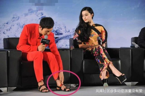 心疼！黃曉明被疑增高鞋墊疊過高, 脫下鞋子露出「畸形腳型」後, 剛剛笑他的粉絲都後悔了！