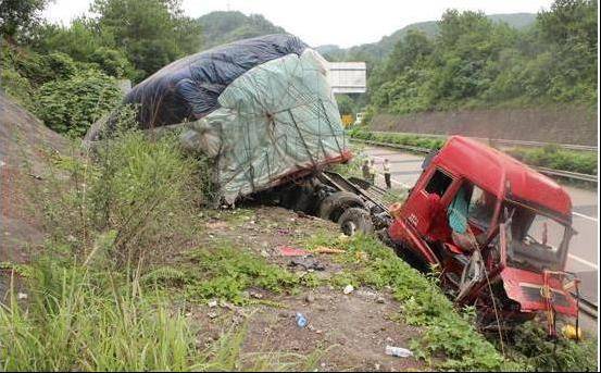 貨車剎車失靈直衝下山，丈夫要犧牲自己，讓妻子跳車逃生，就在貨車「撞向山那一時刻」妻子的最後舉動讓老公淚流滿面！