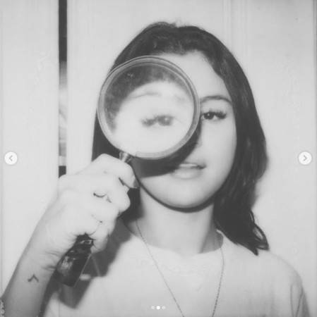 【終於出聲了！】Selena Gomez 『拿放大鏡』映射精神崩潰~ 消失4個月都是因為他?!