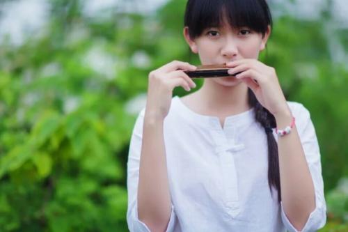 19歲女子山上摘野果，山洞避雨，看到失蹤4年的母親和一群大蛇