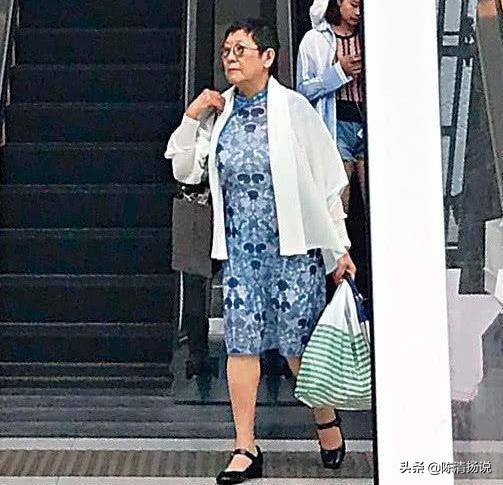 周星馳78歲母親「近照」曝光，皮膚緊緻連抬頭紋都不明顯 