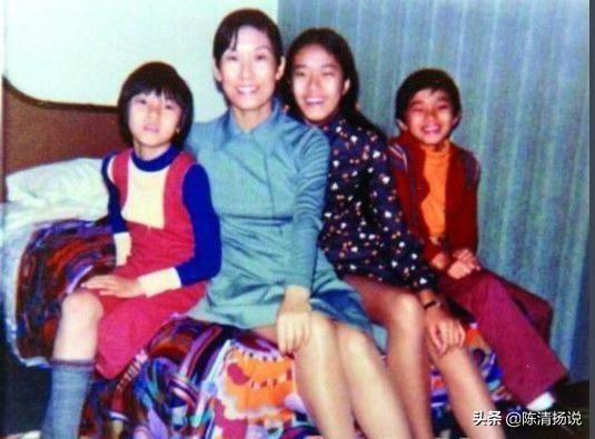 周星馳78歲母親「近照」曝光，皮膚緊緻連抬頭紋都不明顯 