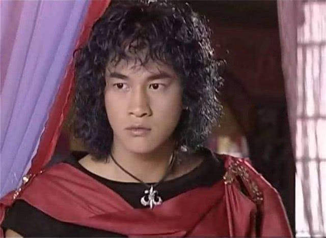 難怪何潤東從來不曬自己妻子，看到妻子近照後，網友：我也不想
