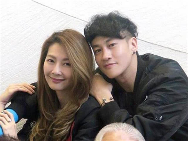 難怪何潤東從來不曬自己妻子，看到妻子近照後，網友：我也不想