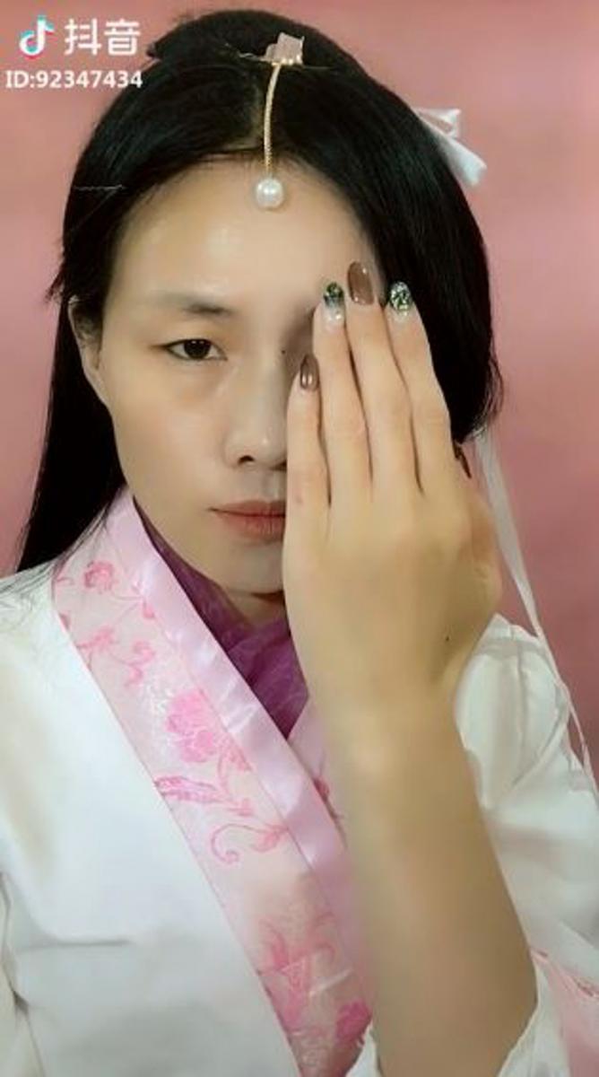 一人頂半個演藝圈！村姑超強仿妝震撼網友，劉嘉玲也驚呼：妝化得比我好！