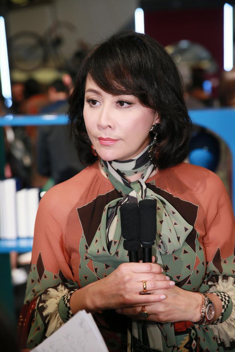 一人頂半個演藝圈！村姑超強仿妝震撼網友，劉嘉玲也驚呼：妝化得比我好！