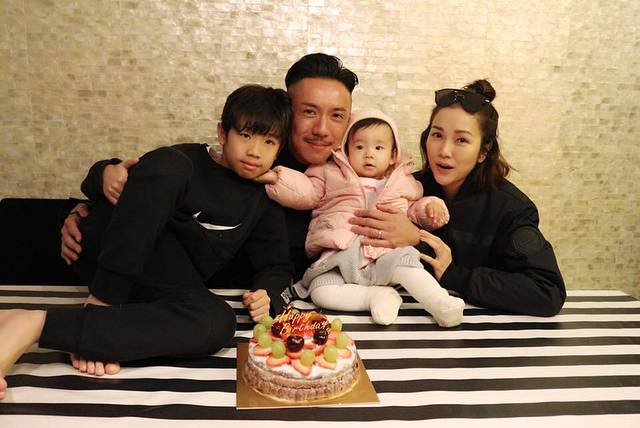 Cute到想咬一口！張繼聰大曬一家四口全家福，2歲女兒比V勁可愛，網友：樣子似足爸爸