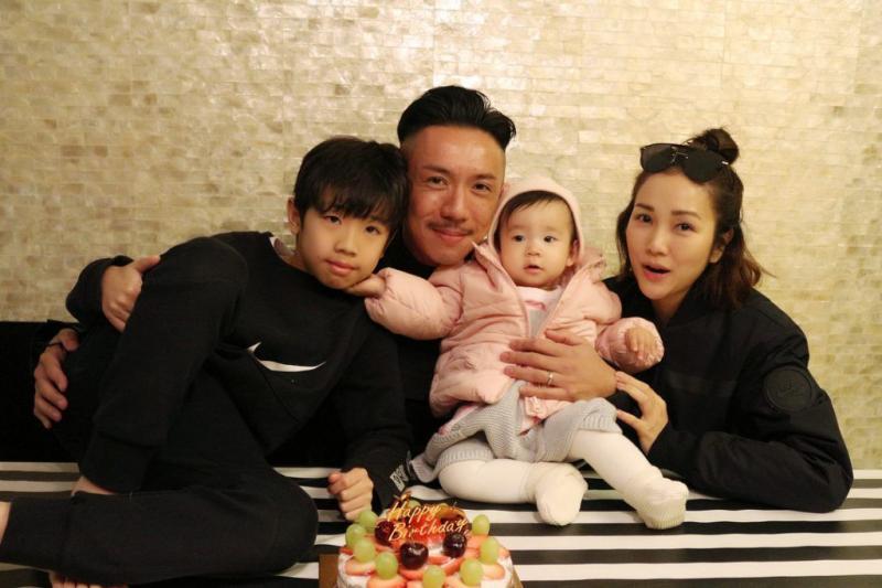 Cute到想咬一口！張繼聰大曬一家四口全家福，2歲女兒比V勁可愛，網友：樣子似足爸爸