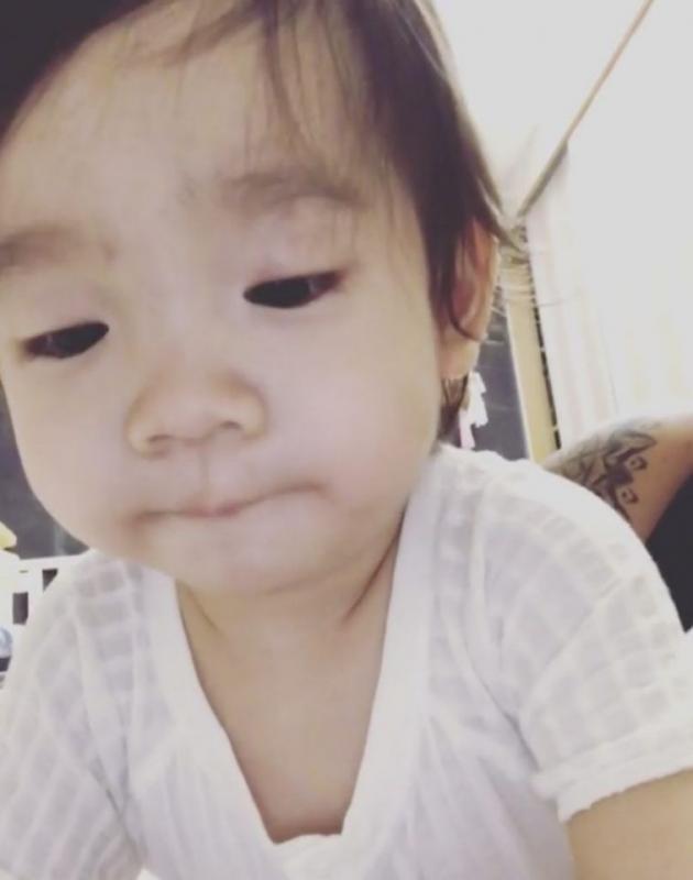 Cute到想咬一口！張繼聰大曬一家四口全家福，2歲女兒比V勁可愛，網友：樣子似足爸爸