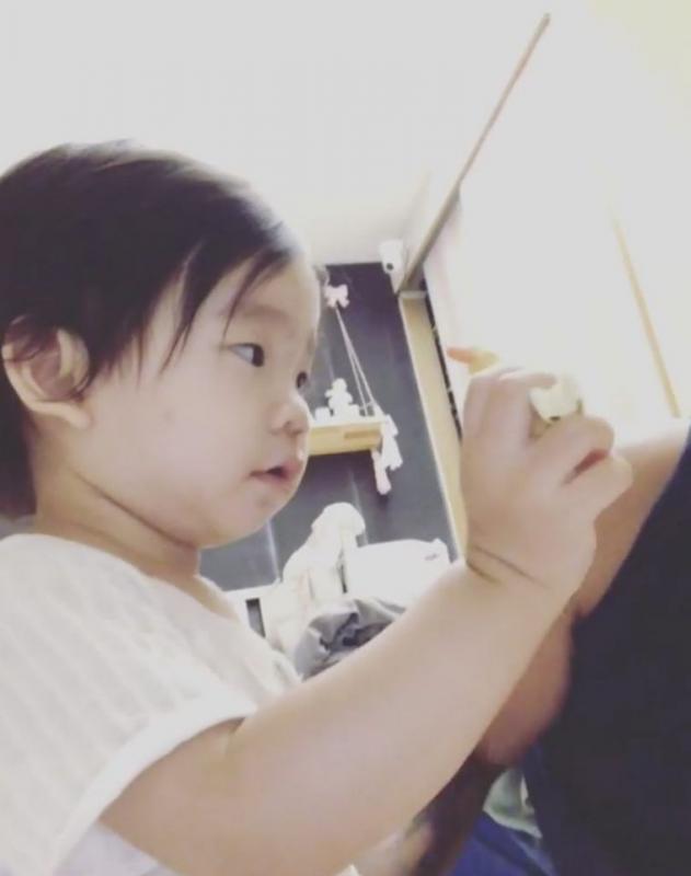 Cute到想咬一口！張繼聰大曬一家四口全家福，2歲女兒比V勁可愛，網友：樣子似足爸爸