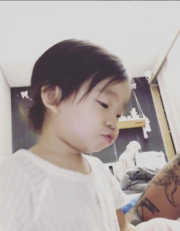 Cute到想咬一口！張繼聰大曬一家四口全家福，2歲女兒比V勁可愛，網友：樣子似足爸爸
