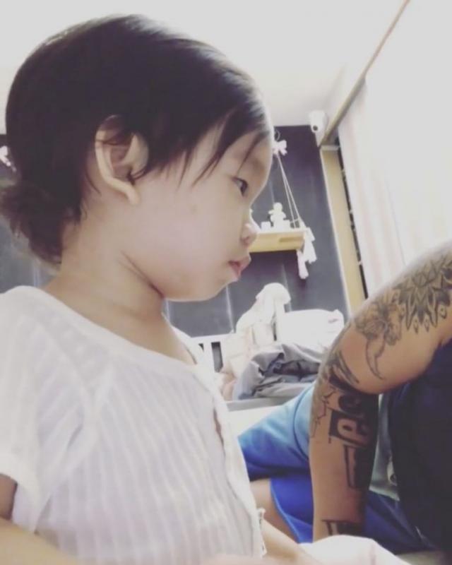 Cute到想咬一口！張繼聰大曬一家四口全家福，2歲女兒比V勁可愛，網友：樣子似足爸爸