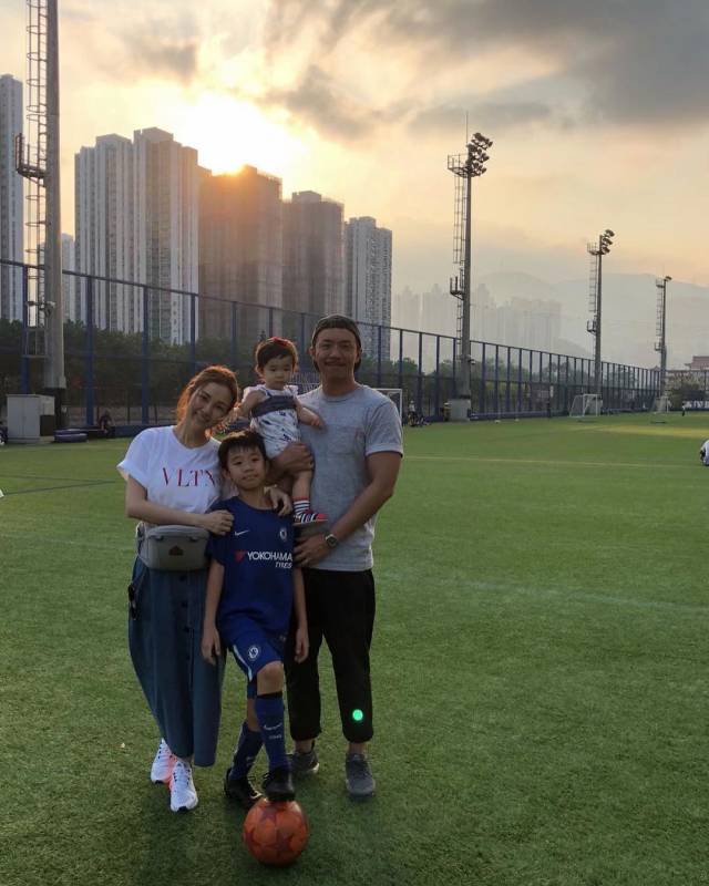 Cute到想咬一口！張繼聰大曬一家四口全家福，2歲女兒比V勁可愛，網友：樣子似足爸爸
