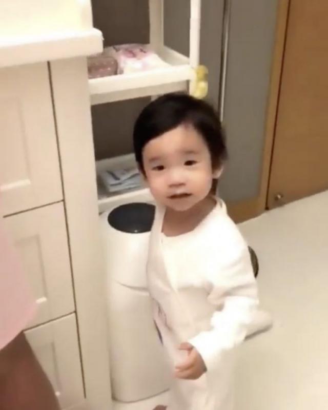 Cute到想咬一口！張繼聰大曬一家四口全家福，2歲女兒比V勁可愛，網友：樣子似足爸爸