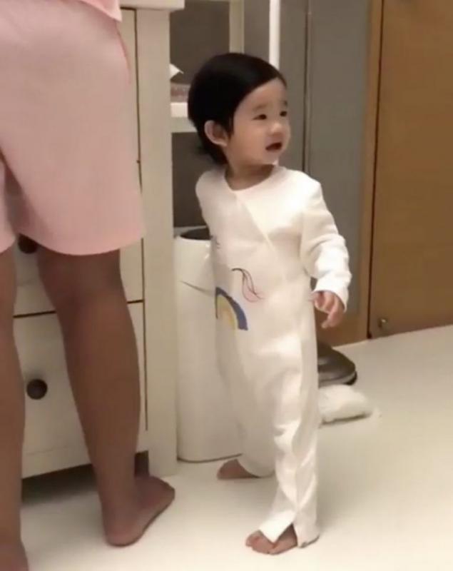Cute到想咬一口！張繼聰大曬一家四口全家福，2歲女兒比V勁可愛，網友：樣子似足爸爸
