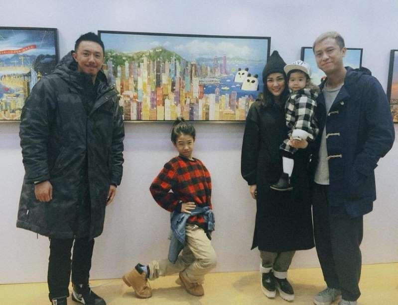 Cute到想咬一口！張繼聰大曬一家四口全家福，2歲女兒比V勁可愛，網友：樣子似足爸爸