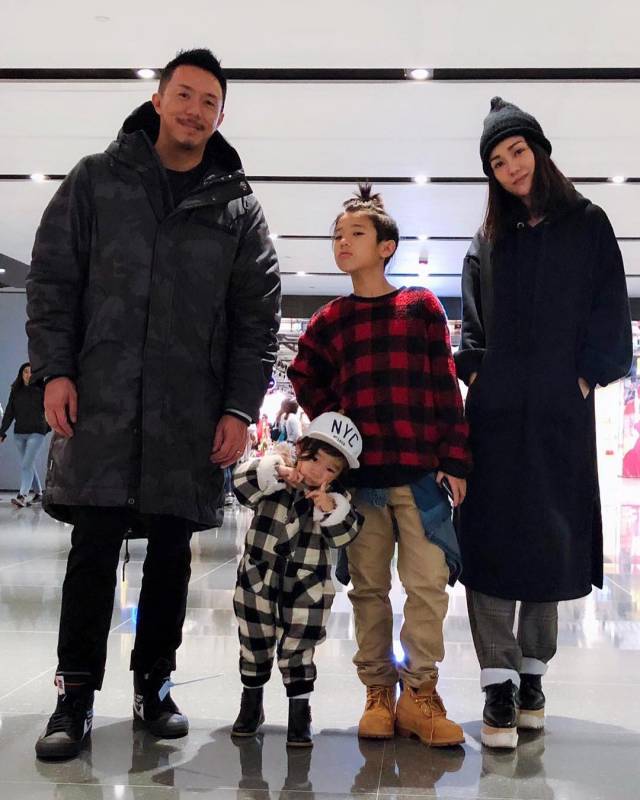 Cute到想咬一口！張繼聰大曬一家四口全家福，2歲女兒比V勁可愛，網友：樣子似足爸爸