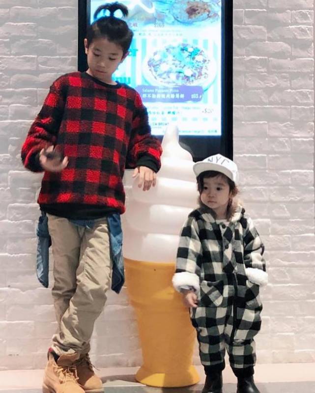 Cute到想咬一口！張繼聰大曬一家四口全家福，2歲女兒比V勁可愛，網友：樣子似足爸爸
