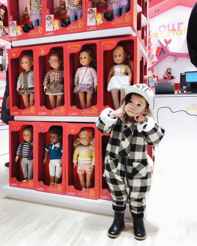 Cute到想咬一口！張繼聰大曬一家四口全家福，2歲女兒比V勁可愛，網友：樣子似足爸爸