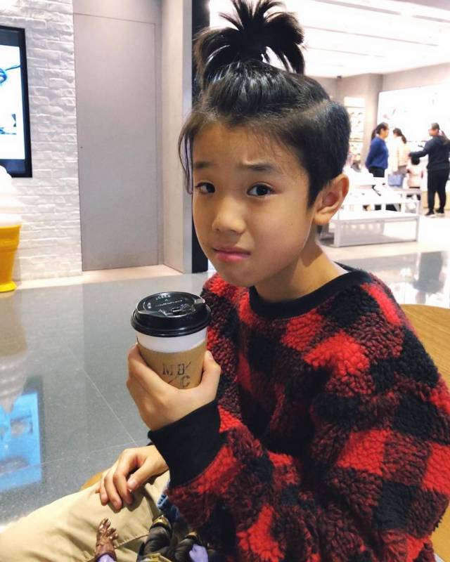 Cute到想咬一口！張繼聰大曬一家四口全家福，2歲女兒比V勁可愛，網友：樣子似足爸爸