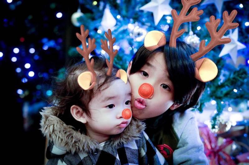 Cute到想咬一口！張繼聰大曬一家四口全家福，2歲女兒比V勁可愛，網友：樣子似足爸爸
