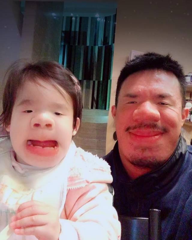 Cute到想咬一口！張繼聰大曬一家四口全家福，2歲女兒比V勁可愛，網友：樣子似足爸爸