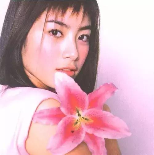 她紅到拒絕周星馳，窮到靠粉絲救濟，她留給一代人的「少女情懷」，如今成這模樣....！ 