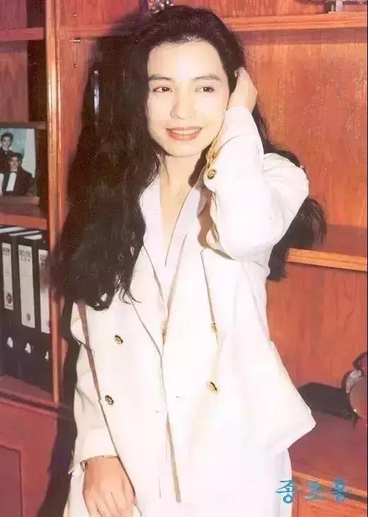 美貌太驚豔！58歲的鐘楚紅近照曝光「用生活追逐年輕」為愛人單身11年：沒有誰能比他更好