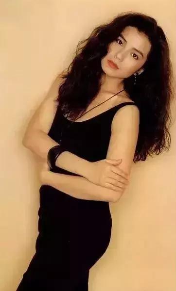 美貌太驚豔！58歲的鐘楚紅近照曝光「用生活追逐年輕」為愛人單身11年：沒有誰能比他更好