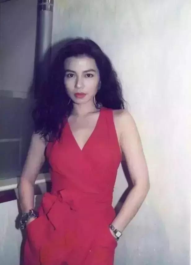 美貌太驚豔！58歲的鐘楚紅近照曝光「用生活追逐年輕」為愛人單身11年：沒有誰能比他更好
