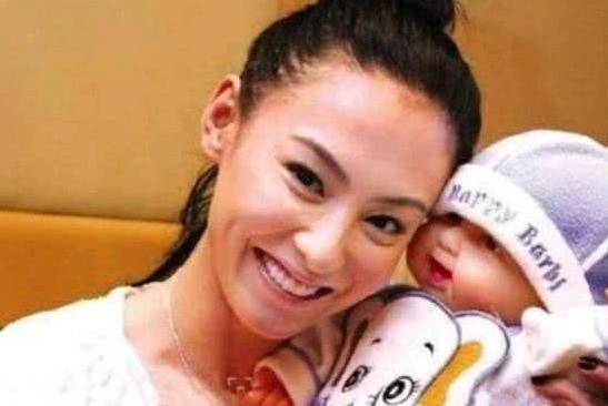 張柏芝為三胎舉辦滿月酒，「小王子」正面照首次曝光，網友：終於藏不住了！