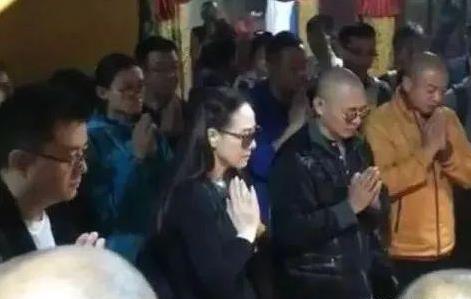 李連傑老婆利智近照曝光, 看了照片後, 網友: 怪不得李連傑身體這麼弱！