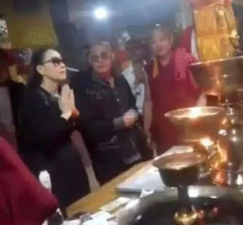 李連傑老婆利智近照曝光, 看了照片後, 網友: 怪不得李連傑身體這麼弱！