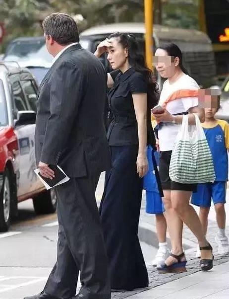 李連傑老婆利智近照曝光, 看了照片後, 網友: 怪不得李連傑身體這麼弱！