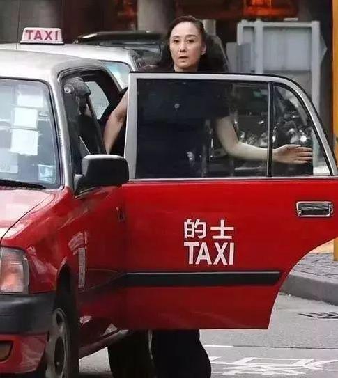 李連傑老婆利智近照曝光, 看了照片後, 網友: 怪不得李連傑身體這麼弱！