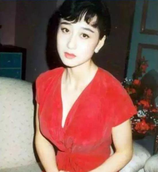 李連傑老婆利智近照曝光, 看了照片後, 網友: 怪不得李連傑身體這麼弱！