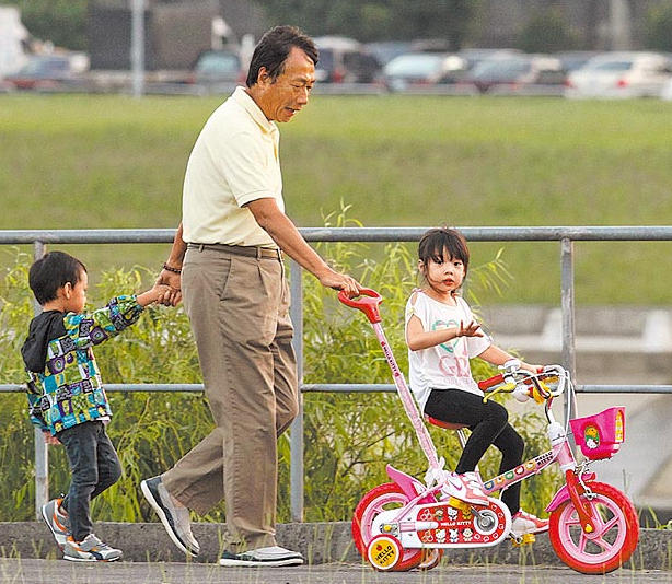 霸氣郭台銘「育兒方式」首度曝光！曾馨瑩坦言：「他太瘋我會阻止他...」想不到郭董是這種爸爸！ 