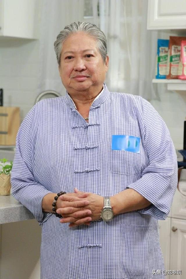 洪金寶兒媳婦驚豔亮相！給公公送蛋糕！毫不避嫌一起合影！