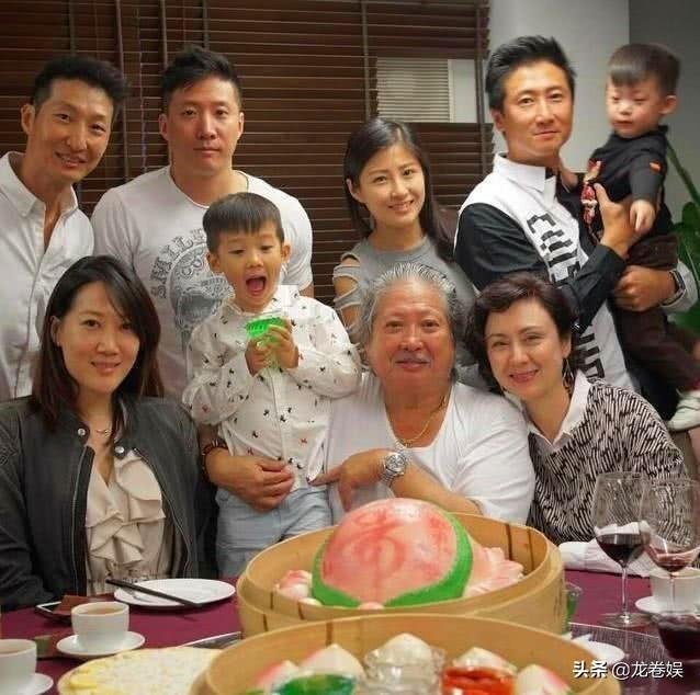 洪金寶兒媳婦驚豔亮相！給公公送蛋糕！毫不避嫌一起合影！