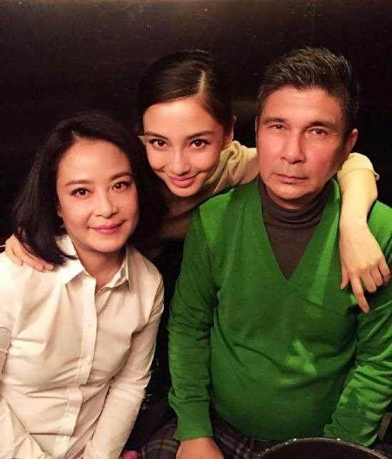 明星基因有多強大，劉亦菲顏值不敵媽媽，他一家四代猶如復制粘貼！