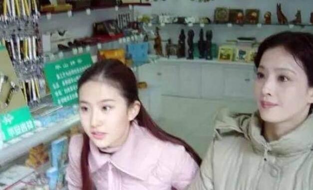 明星基因有多強大，劉亦菲顏值不敵媽媽，他一家四代猶如復制粘貼！