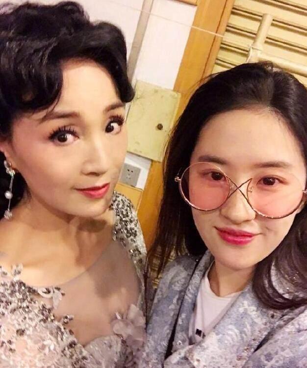 明星基因有多強大，劉亦菲顏值不敵媽媽，他一家四代猶如復制粘貼！